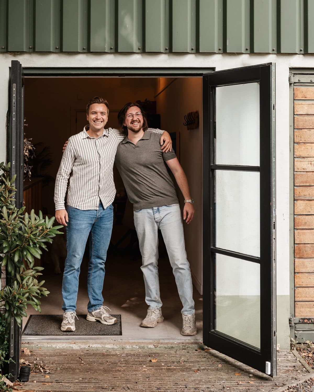 Pascal en Gerwin in de deuropening van het kantoor